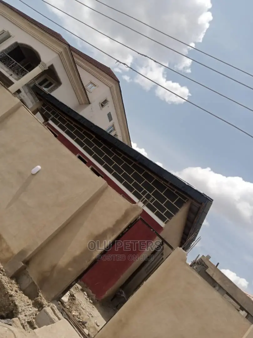 Studio Apartment in Oshinfolarin Yaba for sale