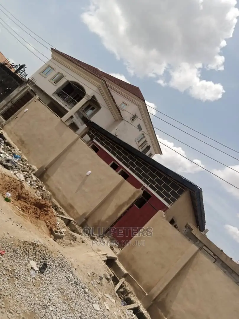 Studio Apartment in Oshinfolarin Yaba for sale
