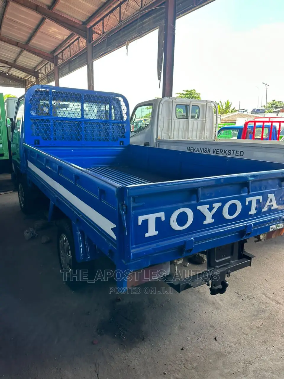 Blue Toyota Dyna 100 (Direct Hand)