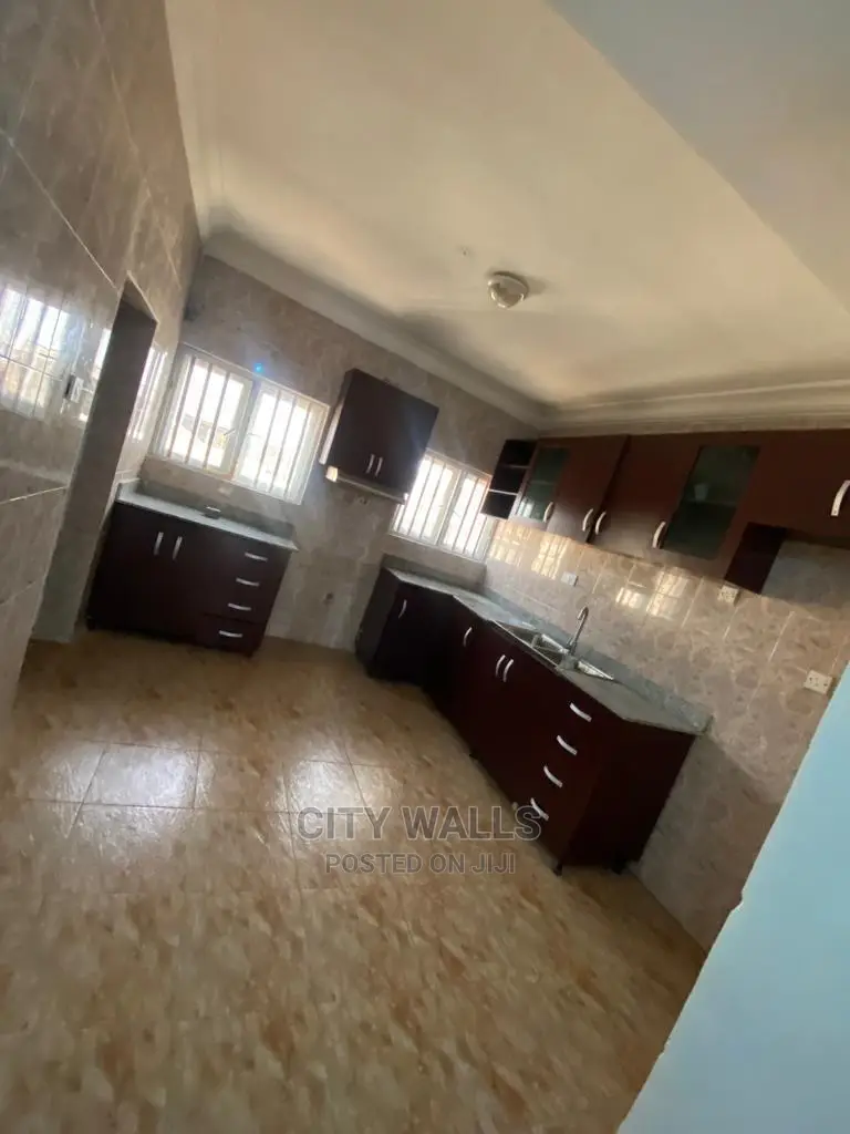 3bdrm Block of Flats in Lekki Phase 1 for rent