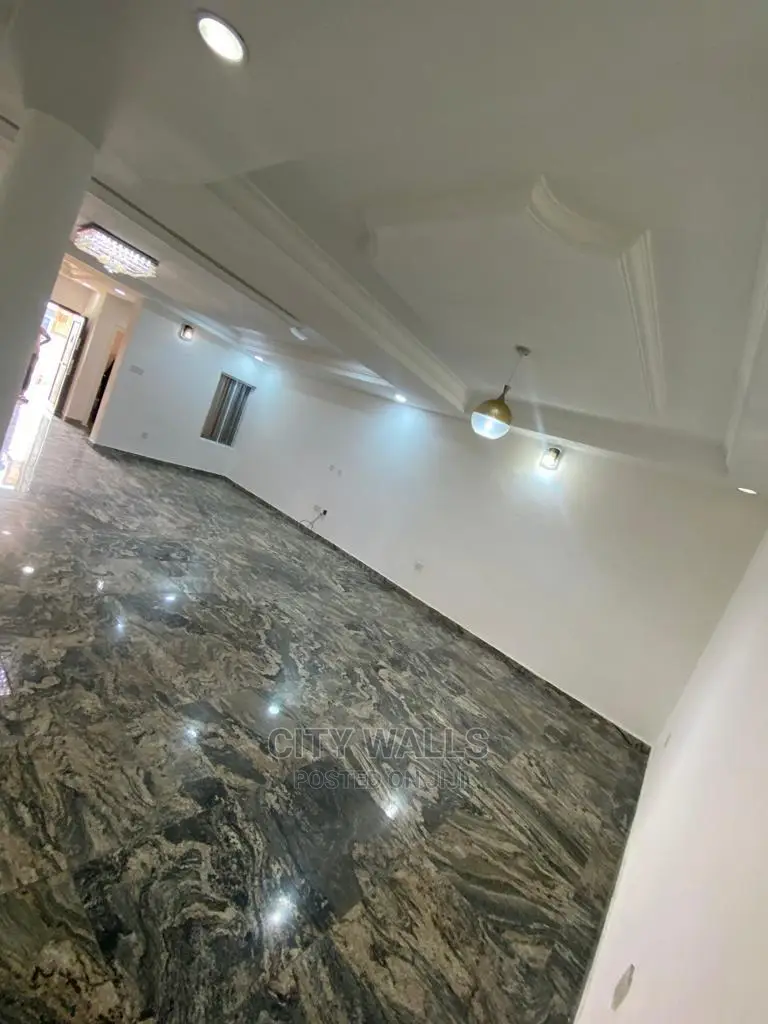 3bdrm Block of Flats in Lekki Phase 1 for rent