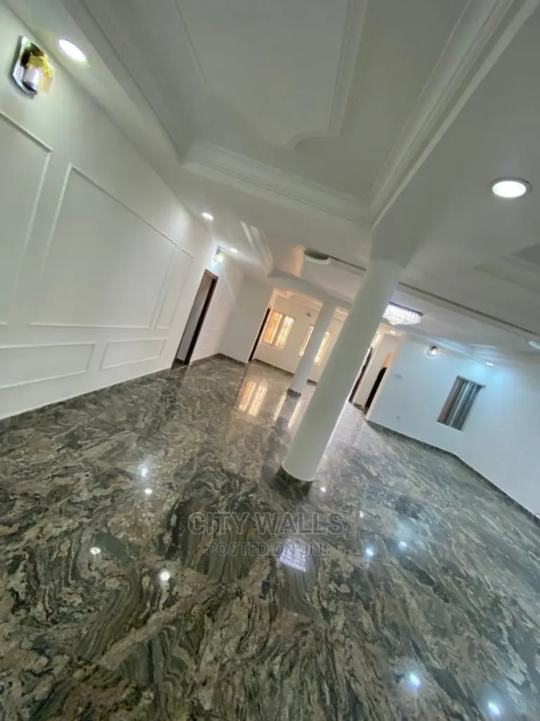 3bdrm Block of Flats in Lekki Phase 1 for rent