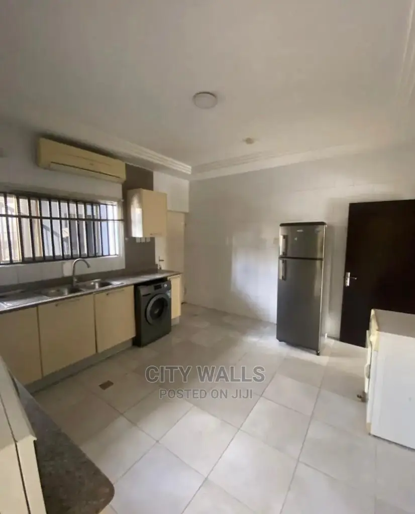 3bdrm Block of Flats in Lekki Phase 1 for Rent