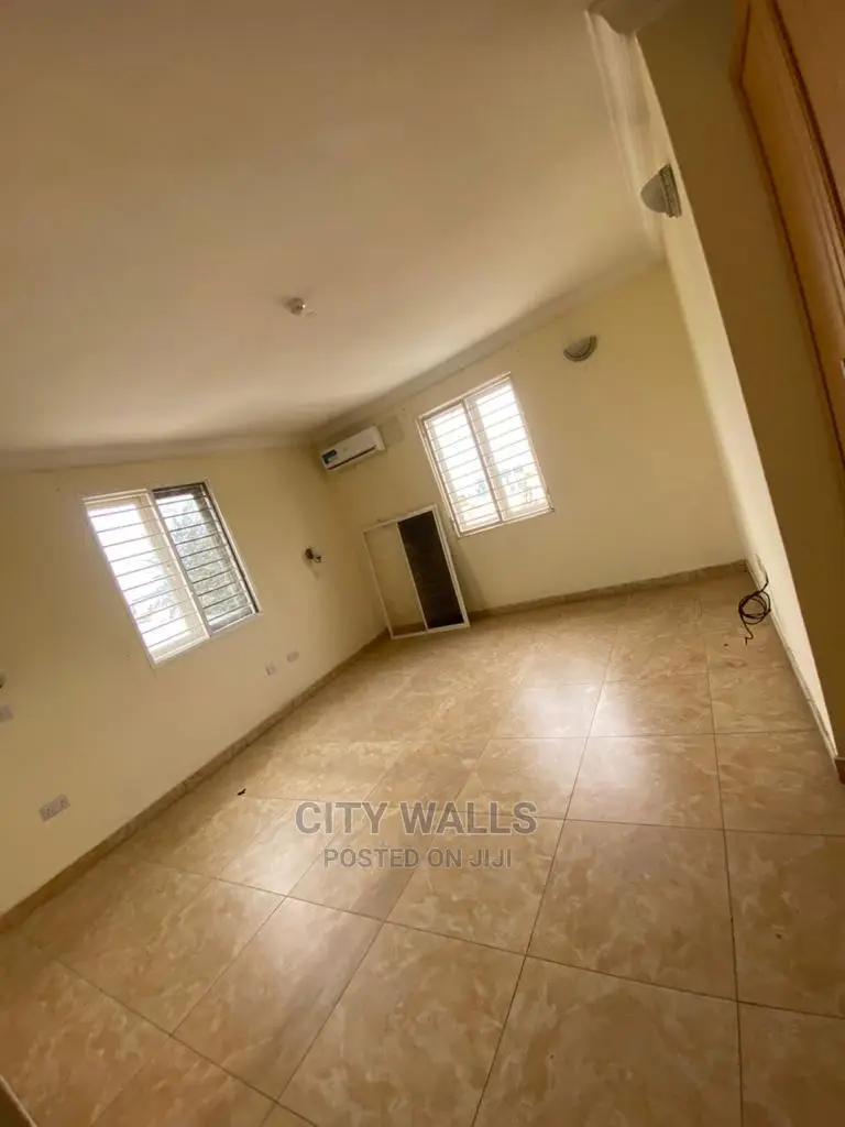 3bdrm Block of Flats in Lekki Phase 1 for Rent