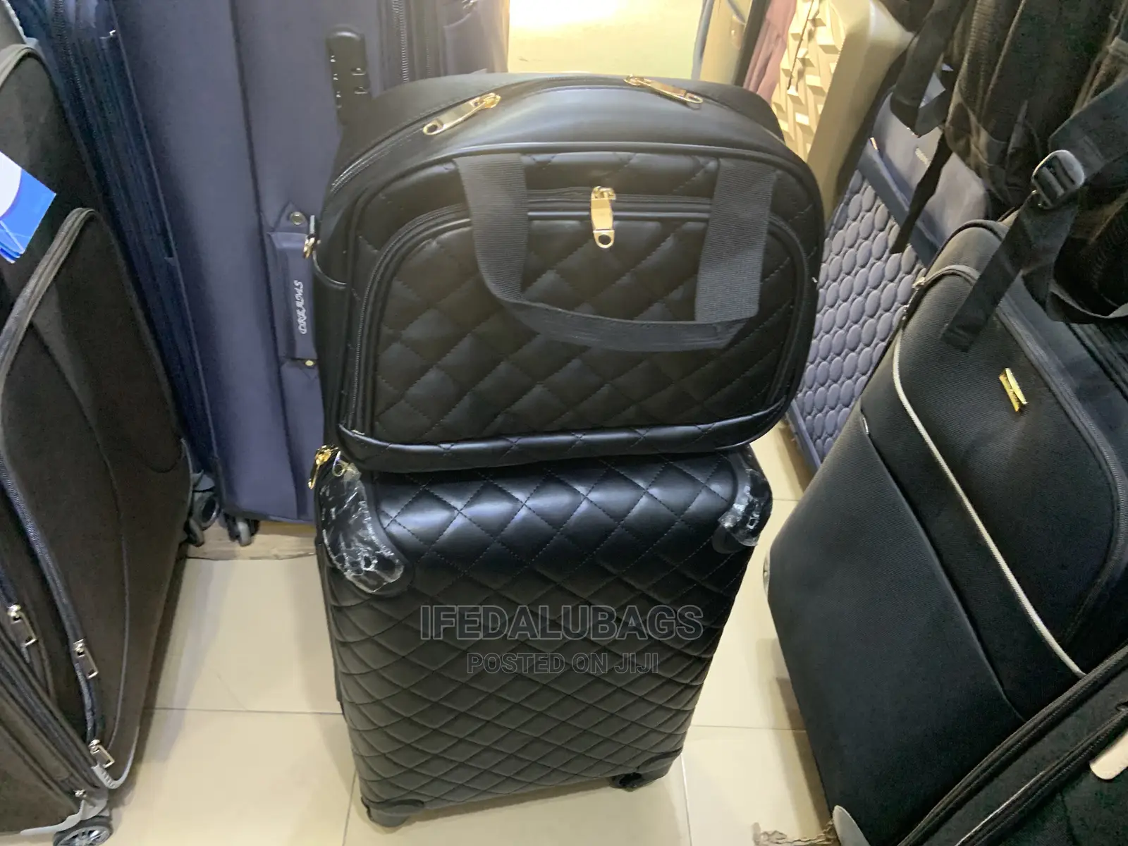 Small Size Quality Imported Hand Luggage With Carry On Kit