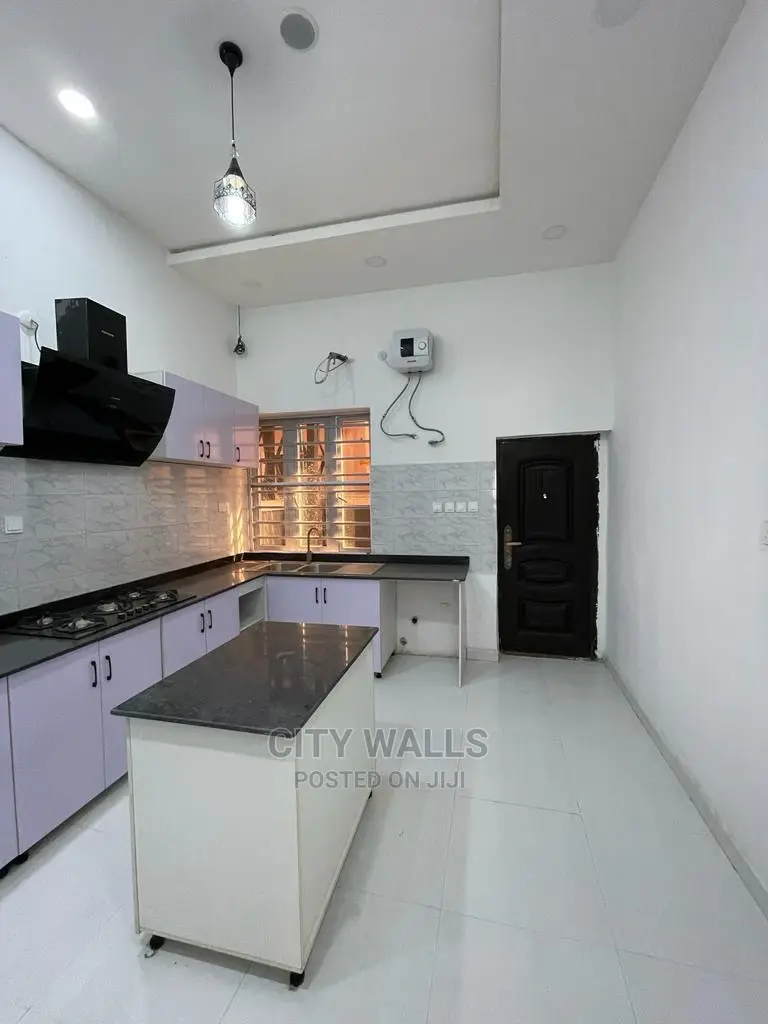 4bdrm Duplex in Chevron for sale