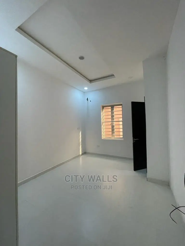4bdrm Duplex in Chevron for sale