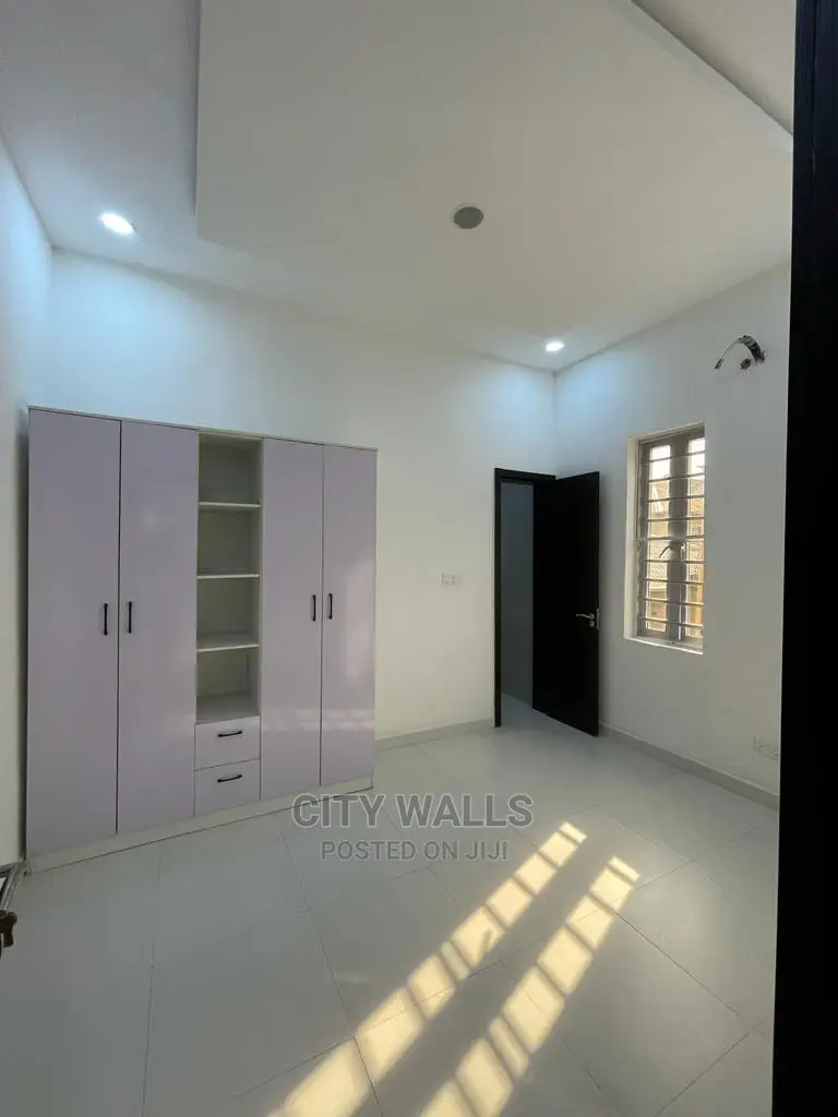 4bdrm Duplex in Chevron for sale