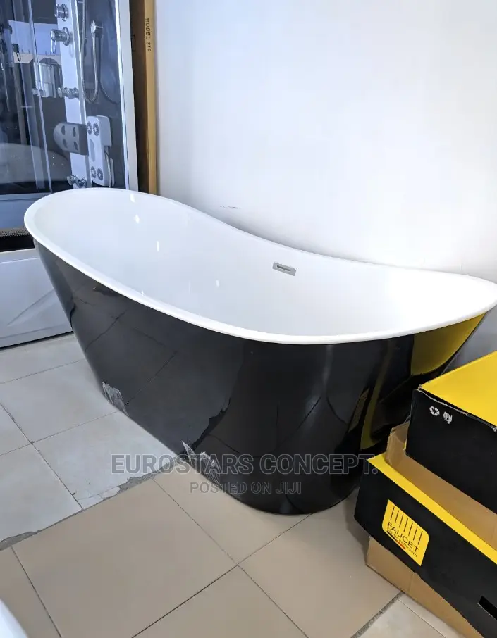 Black an White Standing Bath Tub