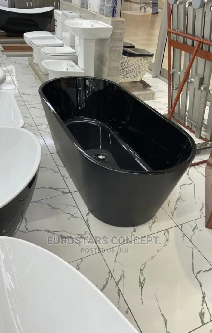 Black an White Standing Bath Tub