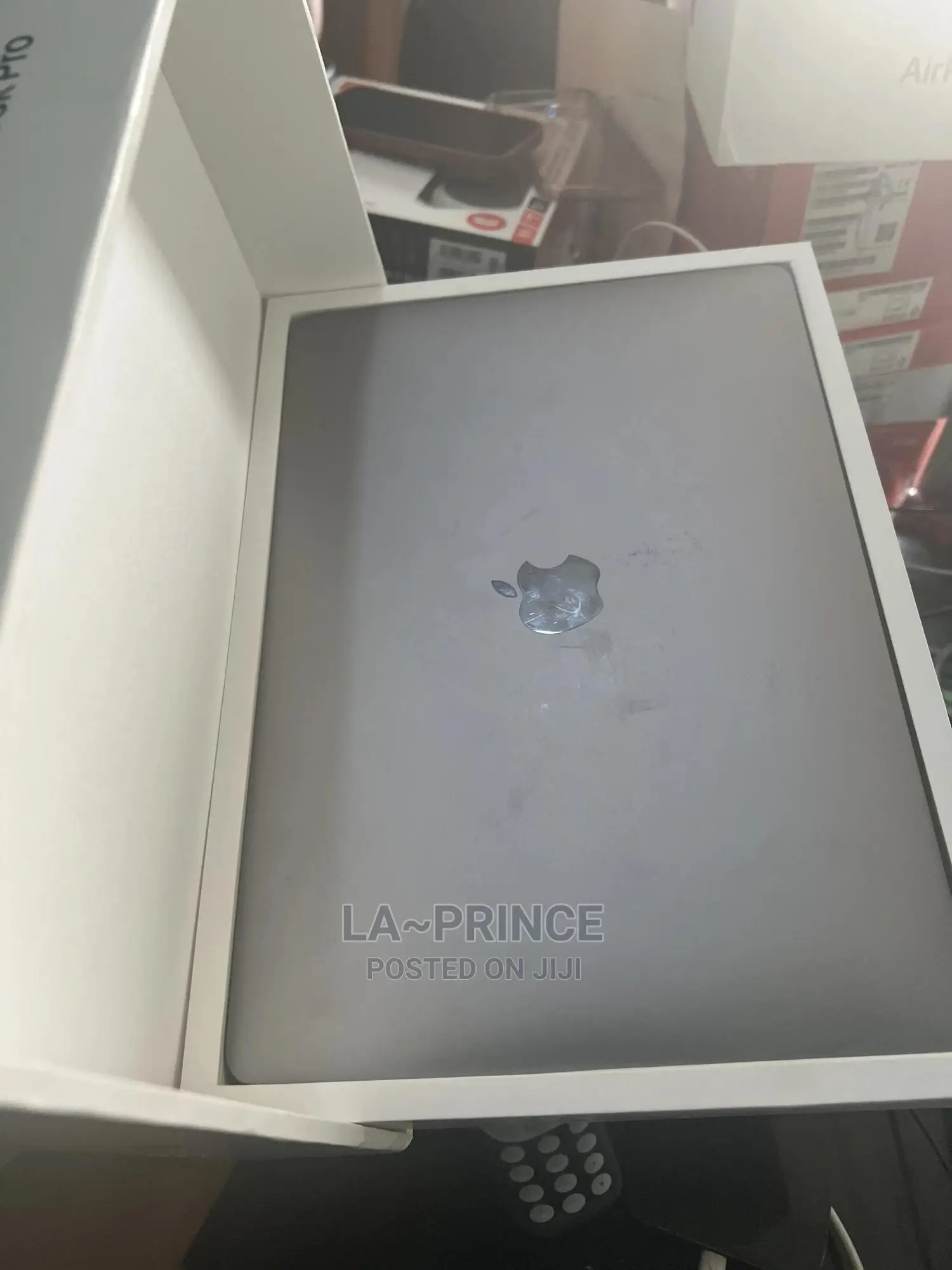 Laptop Apple MacBook Pro 2022 M2 8GB Apple M2 SSD 256GB