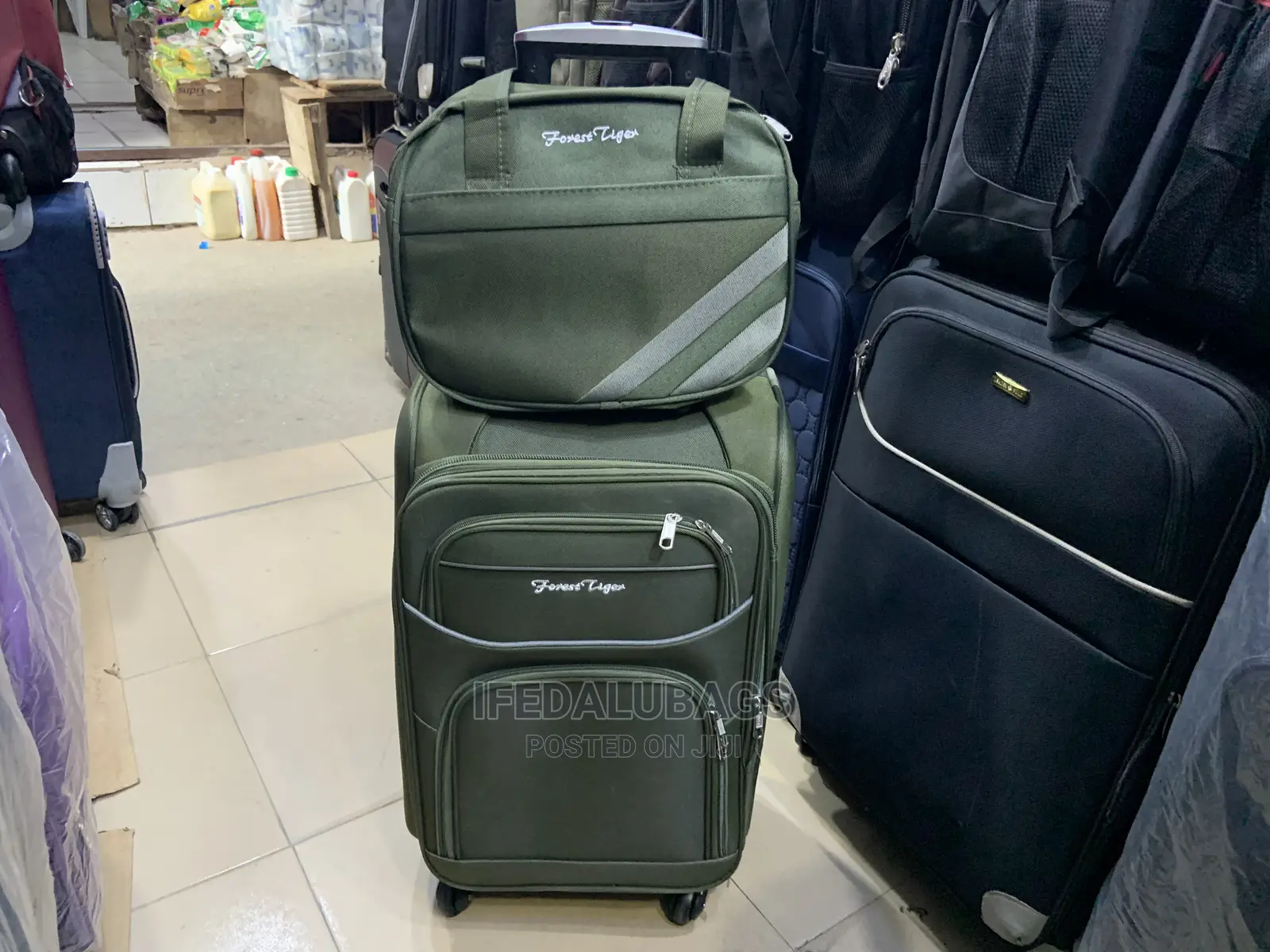 Small Size Light Weight Traveling Luggage With Carry on Kit