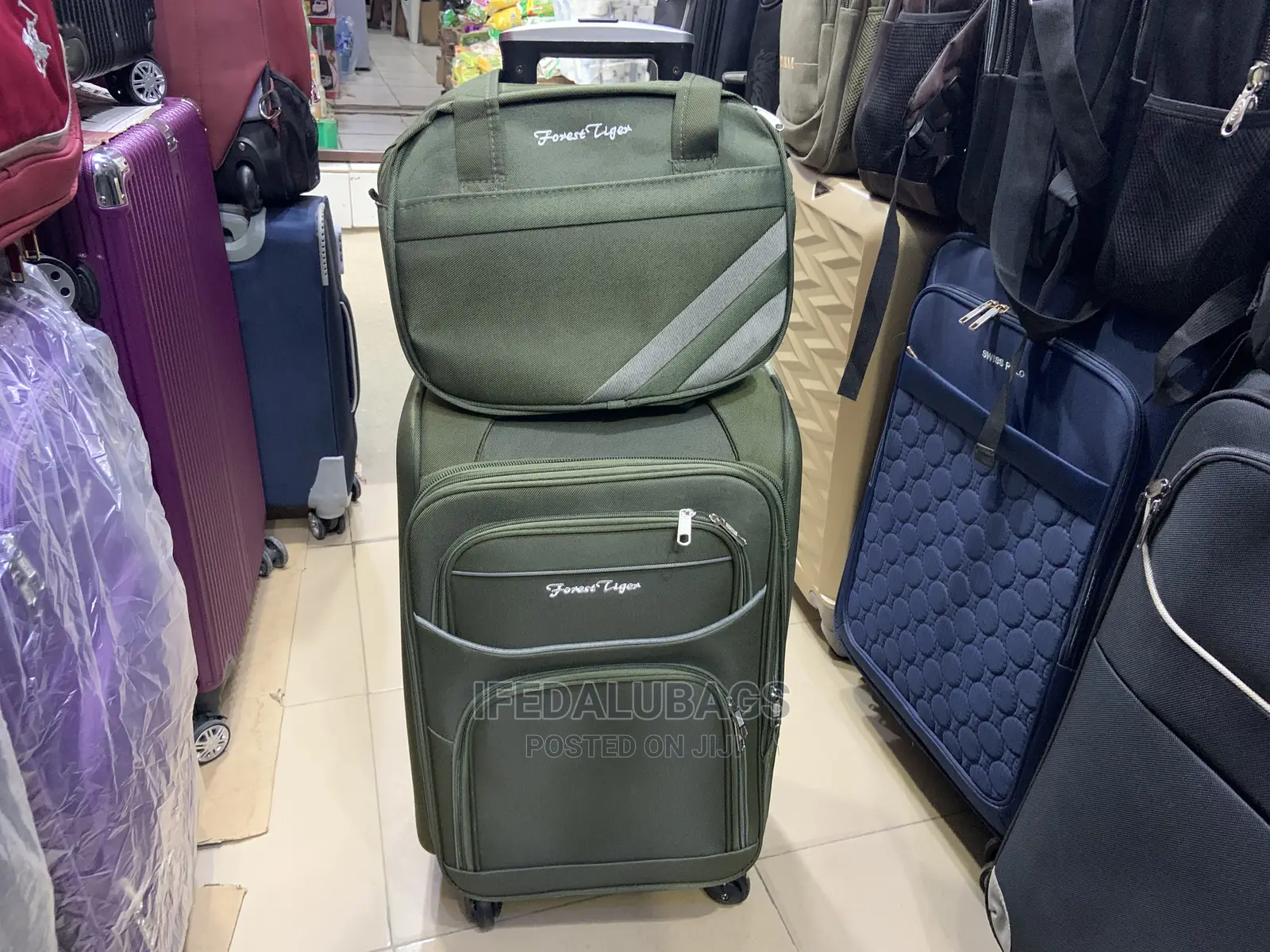Small Size Light Weight Traveling Luggage With Carry on Kit