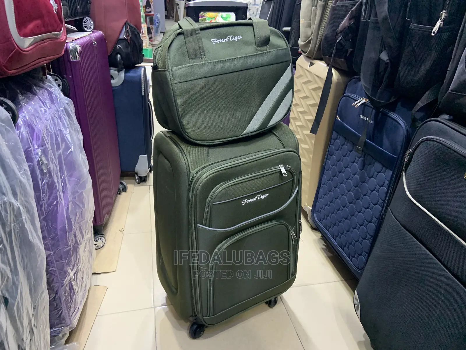 Small Size Light Weight Traveling Luggage With Carry on Kit