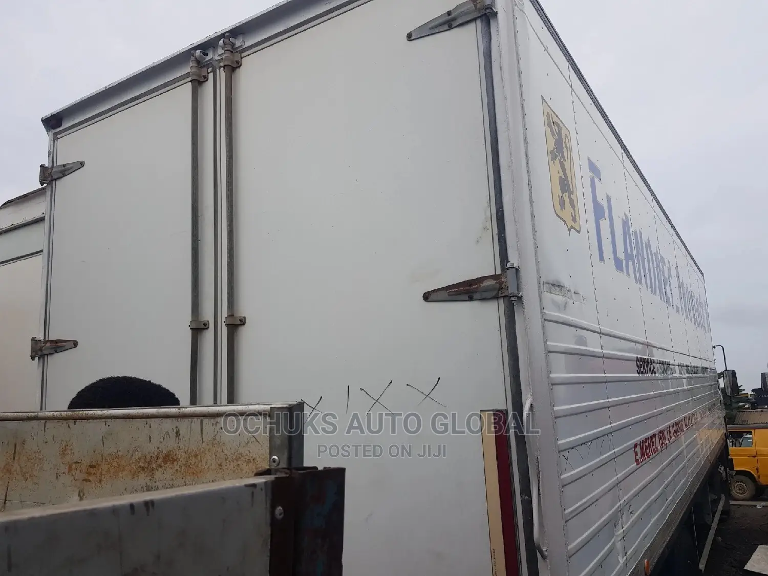 Volvo Fl7 10bolits 6tyers Container Body 27feet Long Chassis