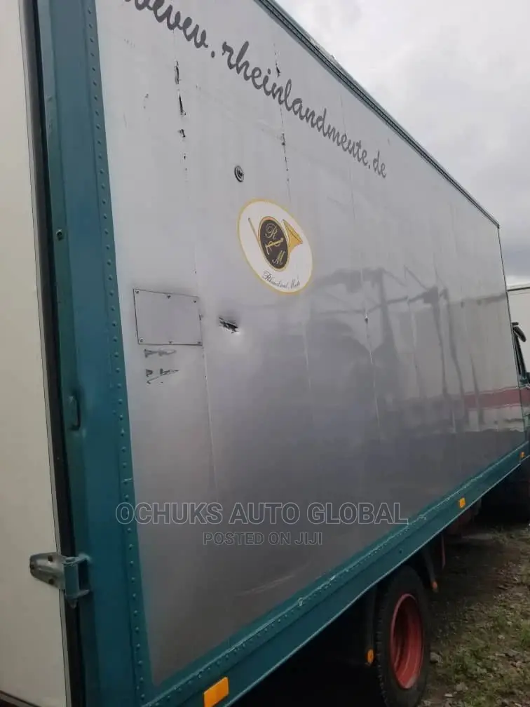 M/Benz 814 Truck Double Cabin 6tyers Container Body 22feet