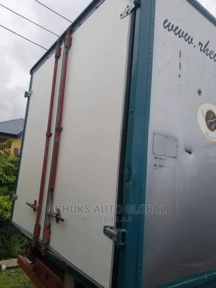 M/Benz 814 Truck Double Cabin 6tyers Container Body 22feet