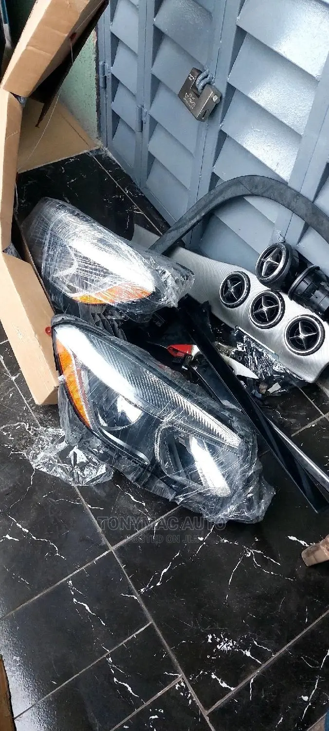 Mercedes-Benz GLA250 2014-2019 Headlights