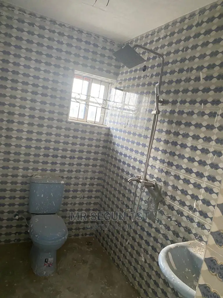 3bdrm Bungalow in Olosan Estate, Akala Express for sale
