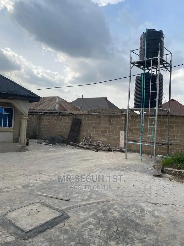 3bdrm Bungalow in Olosan Estate, Akala Express for sale