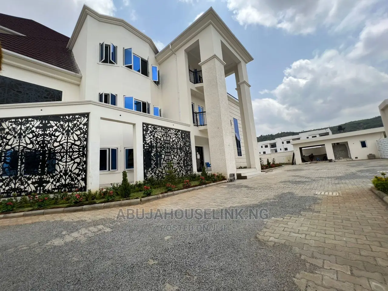 8bdrm Mansion in Katampe Extension for sale