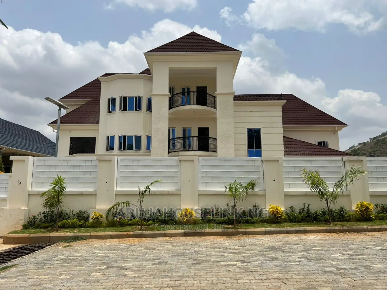 8bdrm Mansion in Katampe Extension for sale
