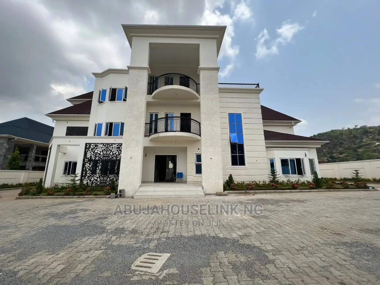 8bdrm Mansion in Katampe Extension for sale
