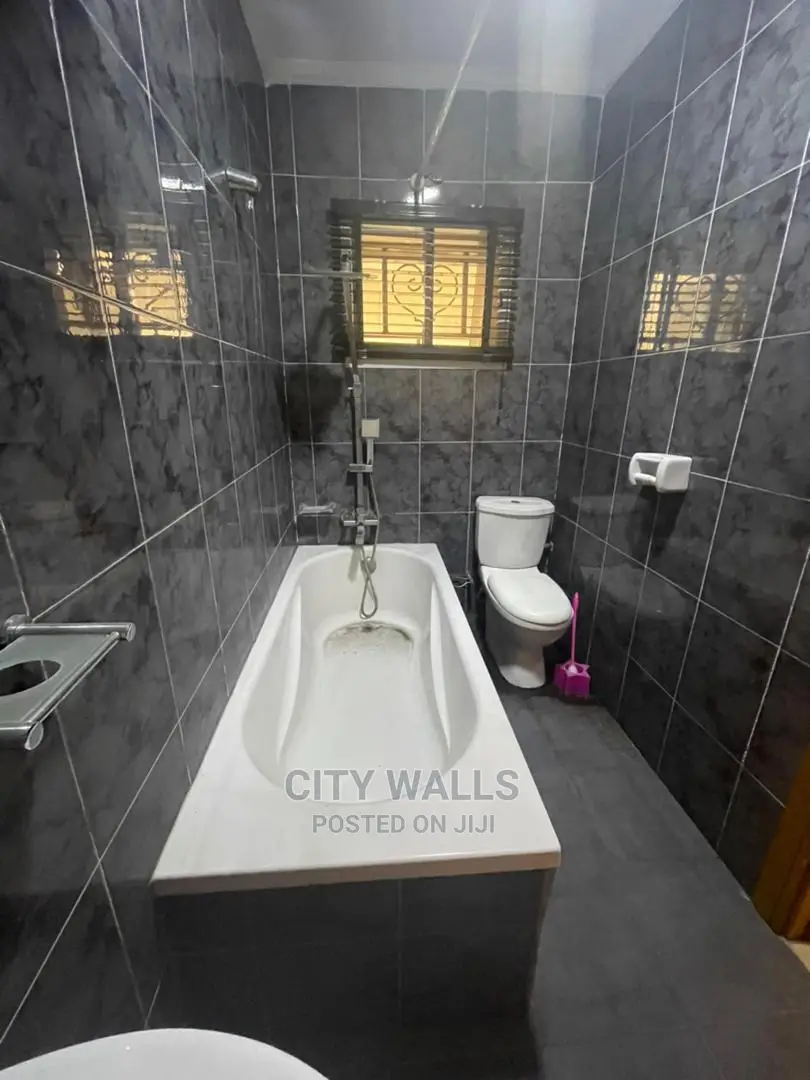 3bdrm Block of Flats in Lekki Phase 1 for rent