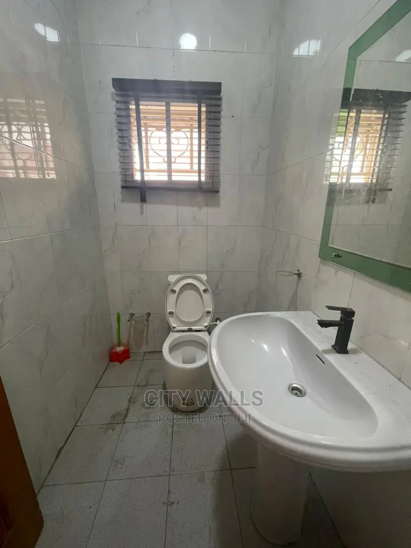 3bdrm Block of Flats in Lekki Phase 1 for rent