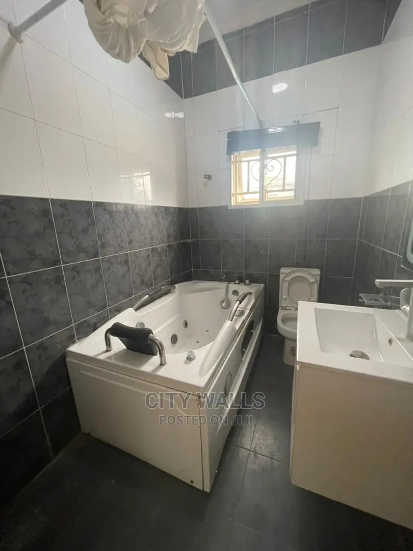 3bdrm Block of Flats in Lekki Phase 1 for rent