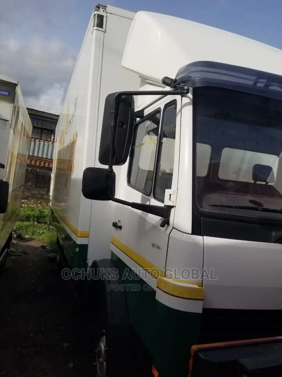 M/Benz Truck 6tyers Container Body 23feet 814 Model