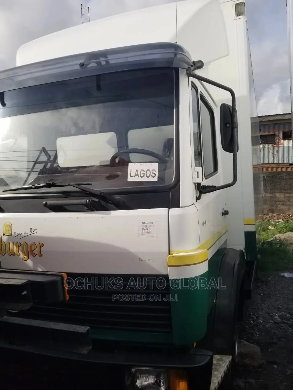 M/Benz Truck 6tyers Container Body 23feet 814 Model