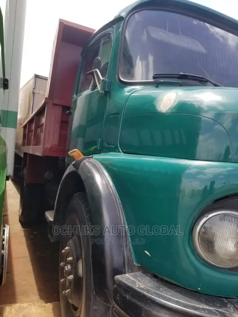 M/Benz 911 Tipper 8bolits 6tyers