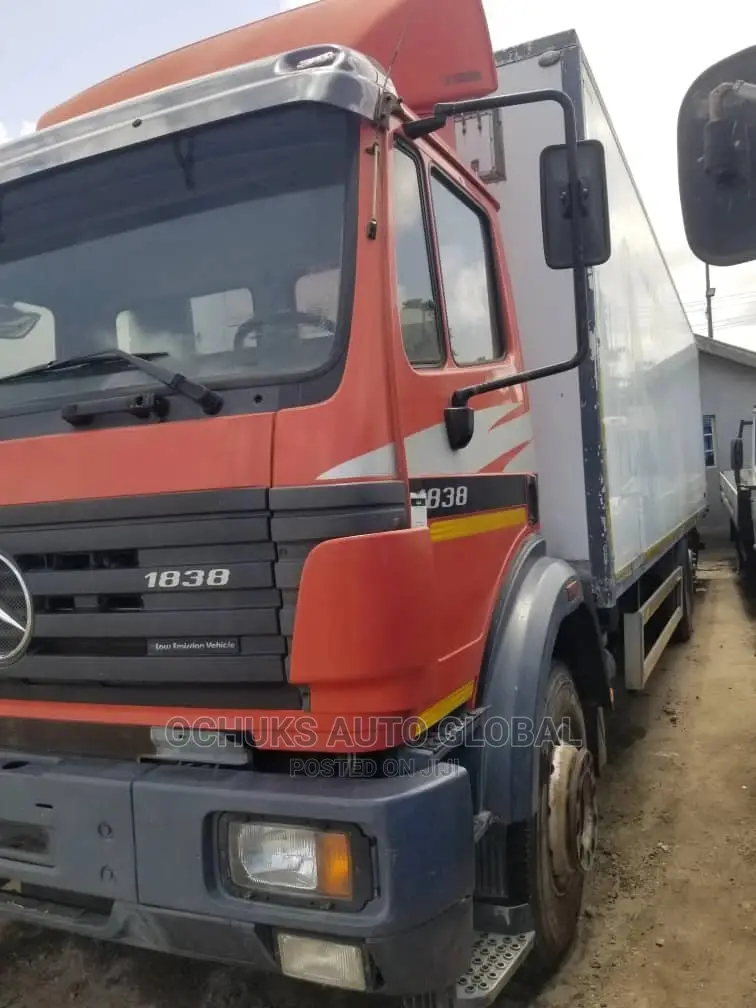 M/Benz Truck 10bolits 8tyers 1838 Model