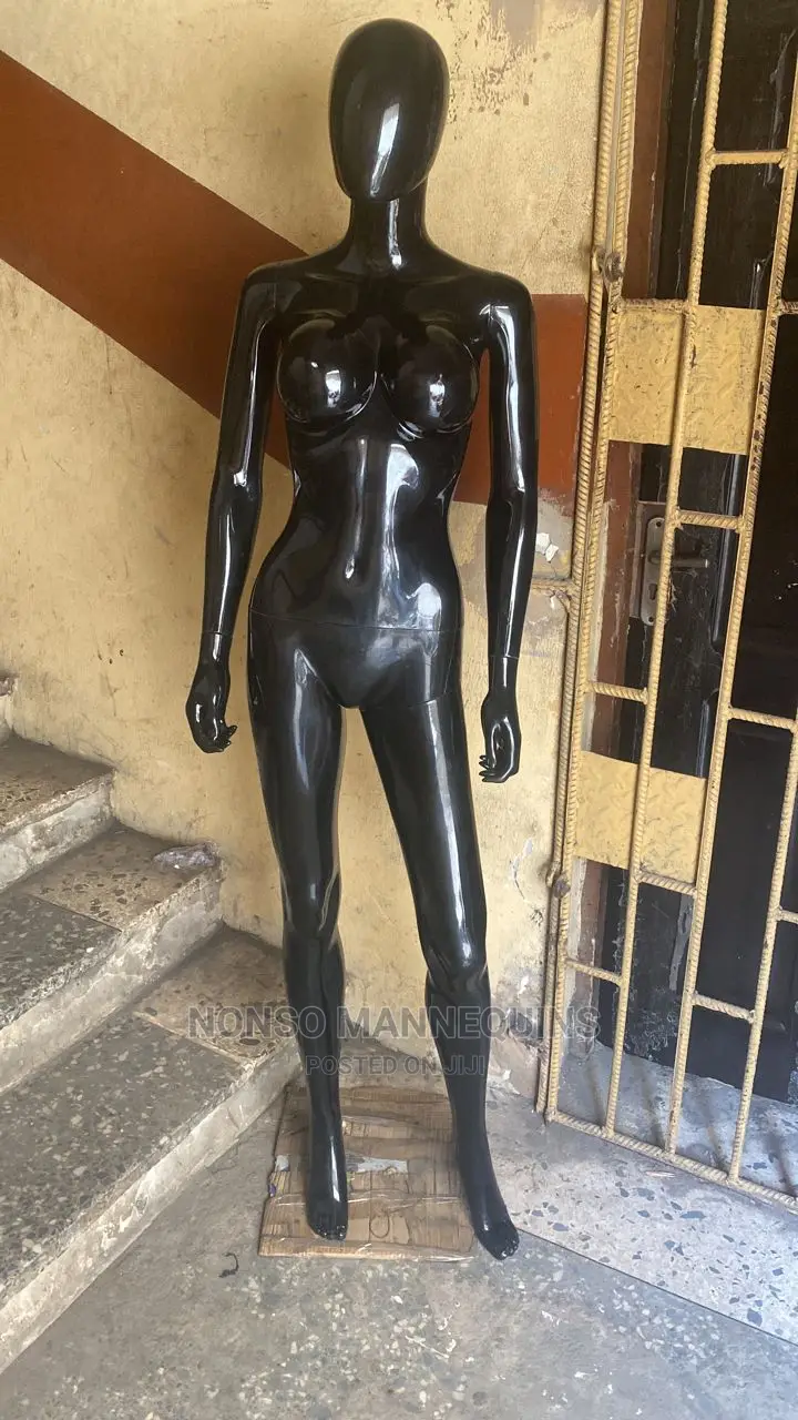 Faceless Glossy Black Size 8 Female Mannequins With Big Boob