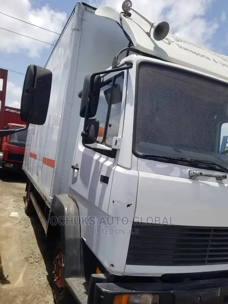 M/Benz Truck 814 Container Body 6tyers 6bolit .