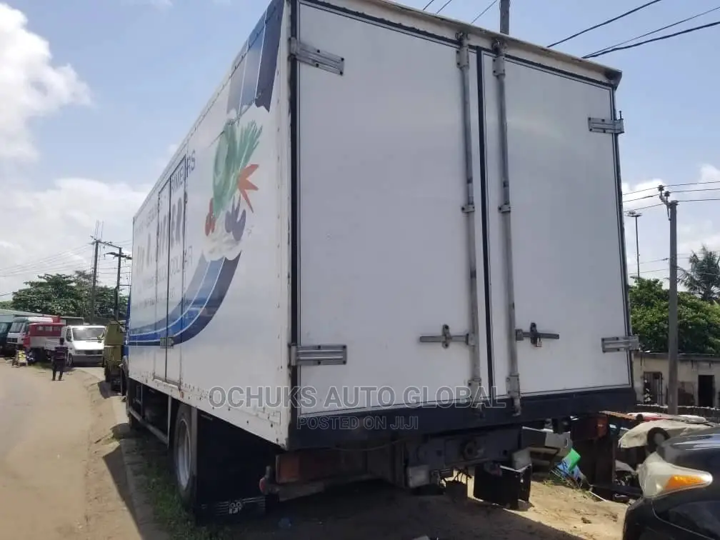 M/Benz Truck 10bolits 6tyers Container Body 1217 Model