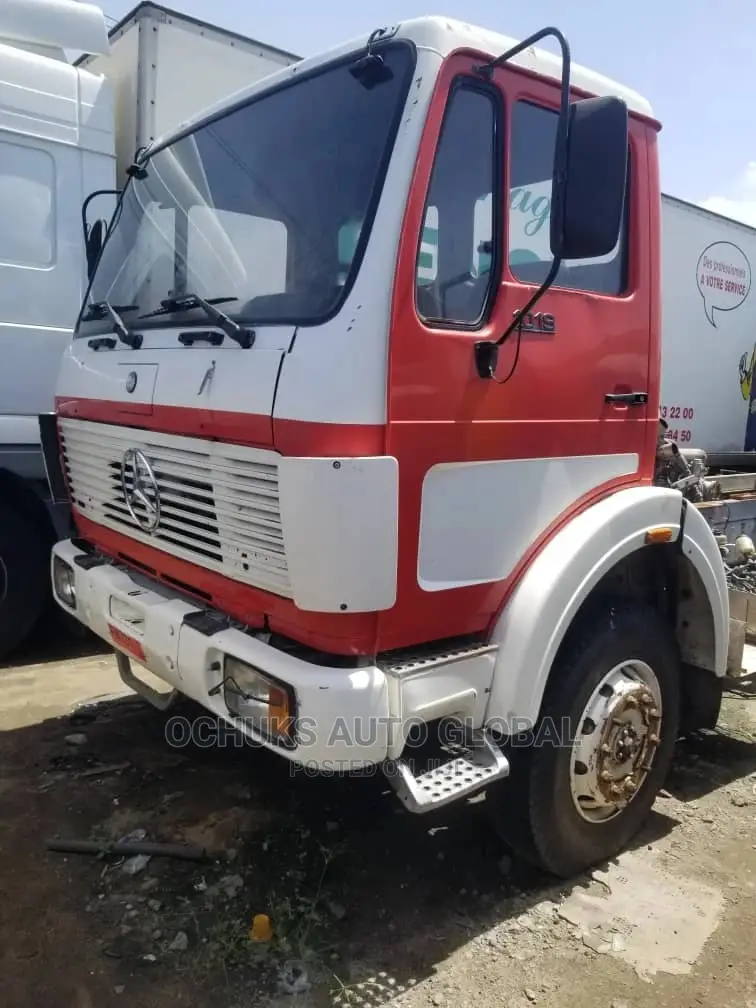 M/Benz Truck Cap and Chassis 1019 Model