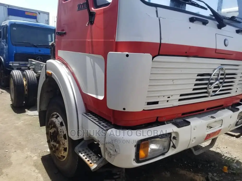 M/Benz Truck Cap and Chassis 1019 Model