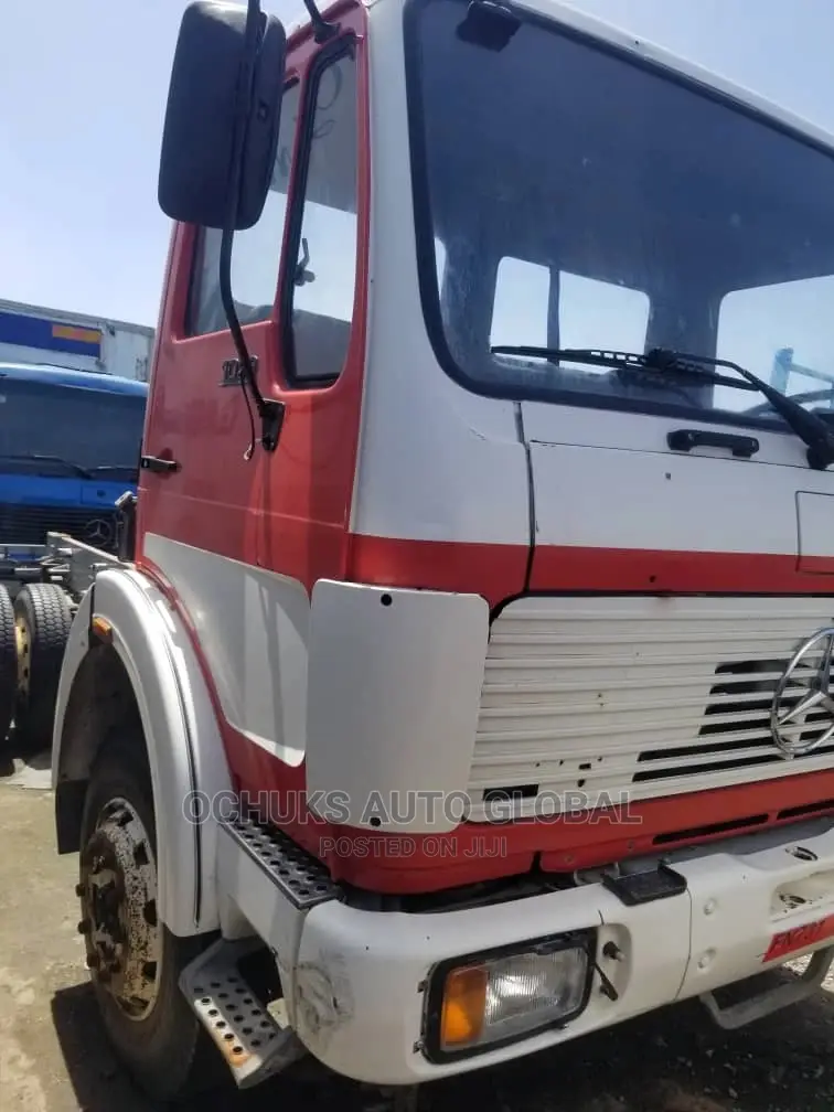 M/Benz Truck Cap and Chassis 1019 Model