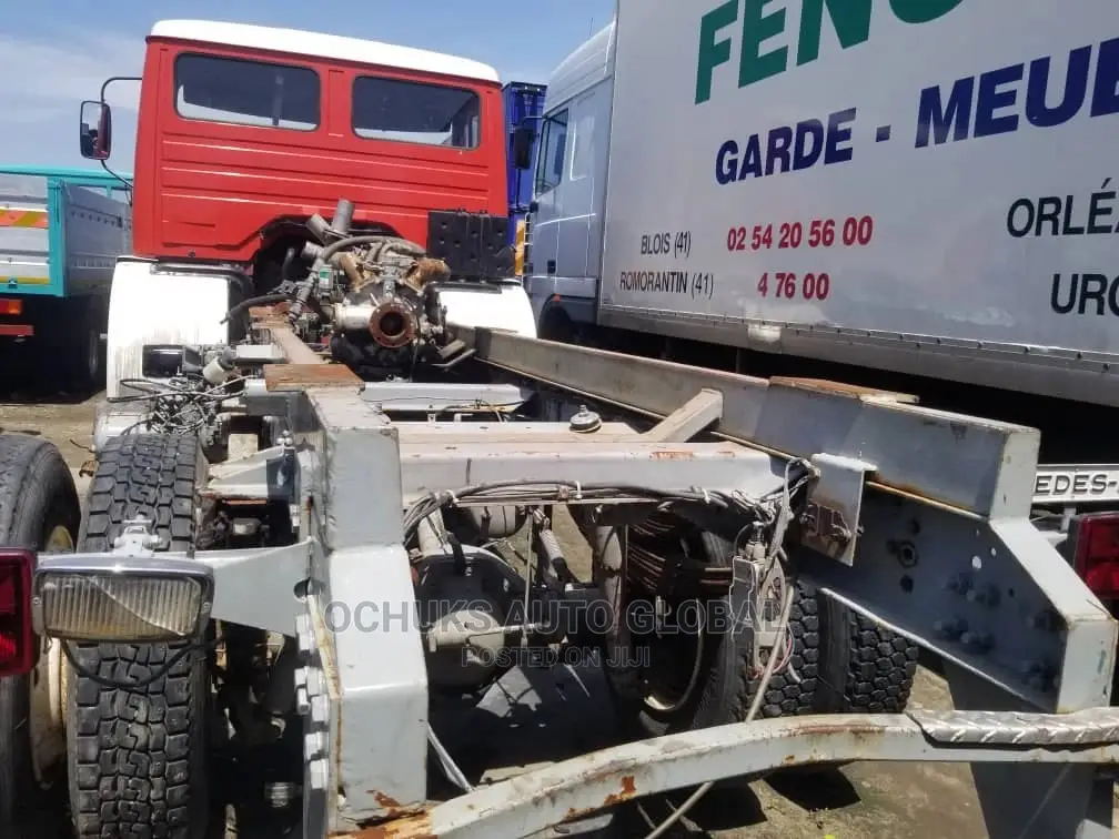M/Benz Truck Cap and Chassis 1019 Model
