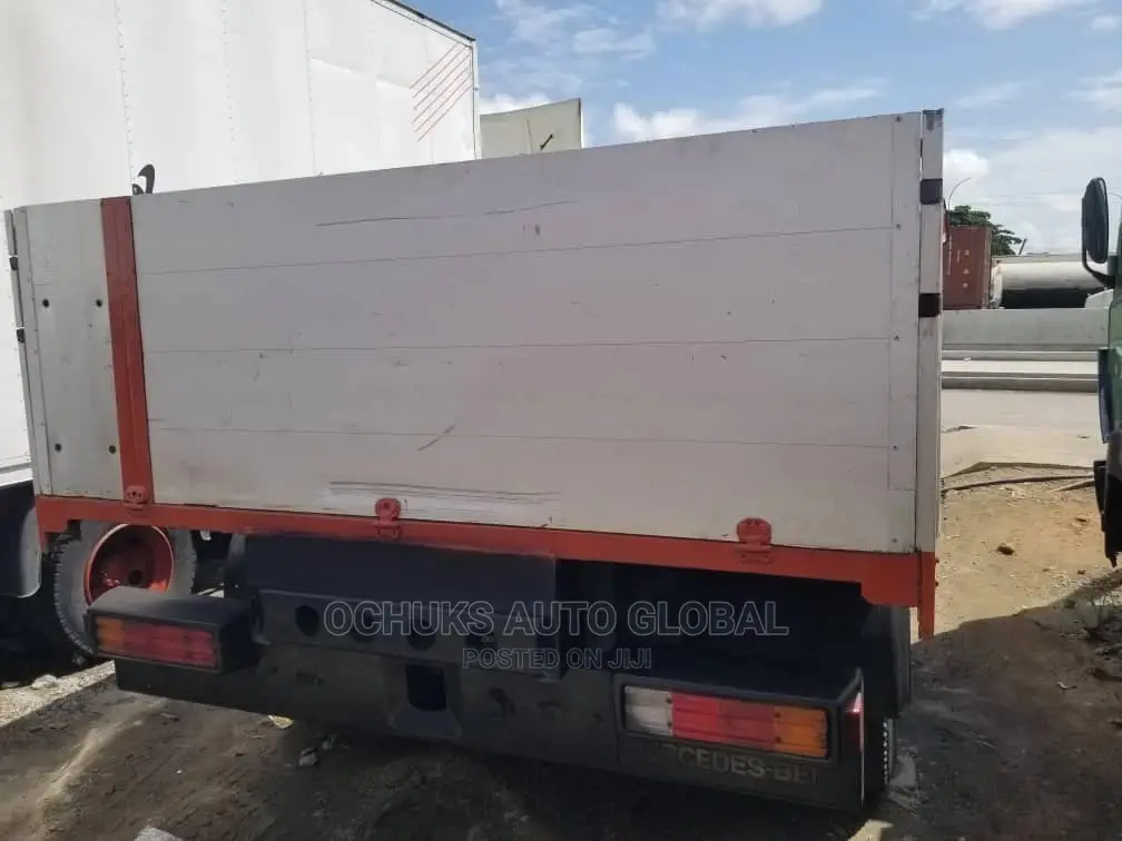 M/Benz 814 Model Pick Up Van 6tyers 6bolits 4 Cylinder
