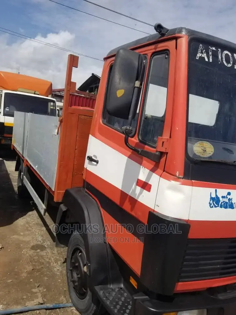 M/Benz 814 Model Pick Up Van 6tyers 6bolits 4 Cylinder