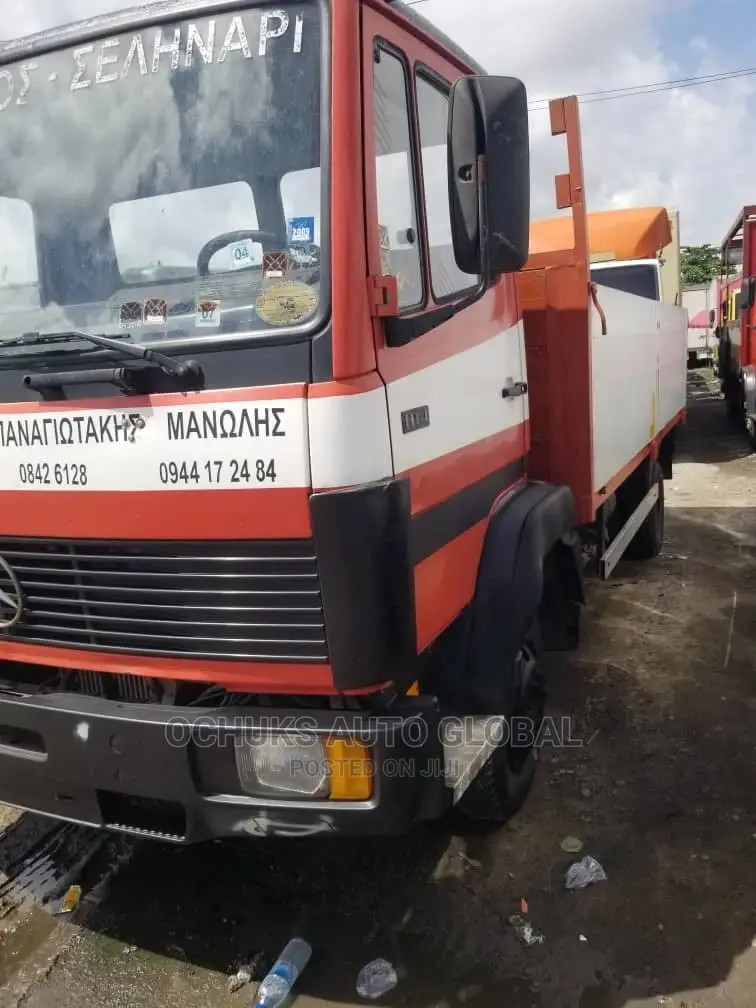 M/Benz 814 Model Pick Up Van 6tyers 6bolits 4 Cylinder