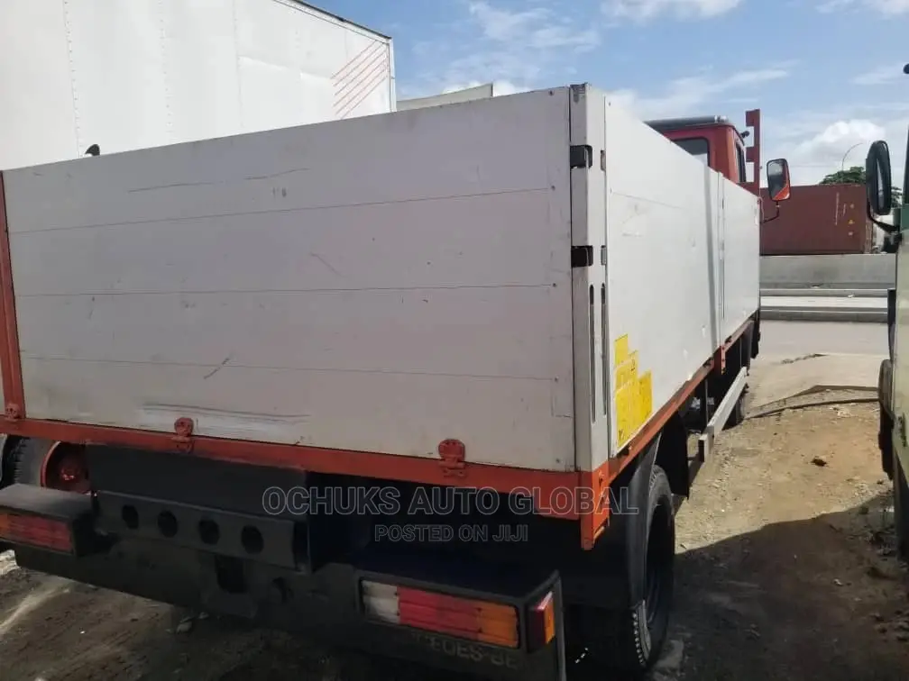 M/Benz 814 Model Pick Up Van 6tyers 6bolits 4 Cylinder
