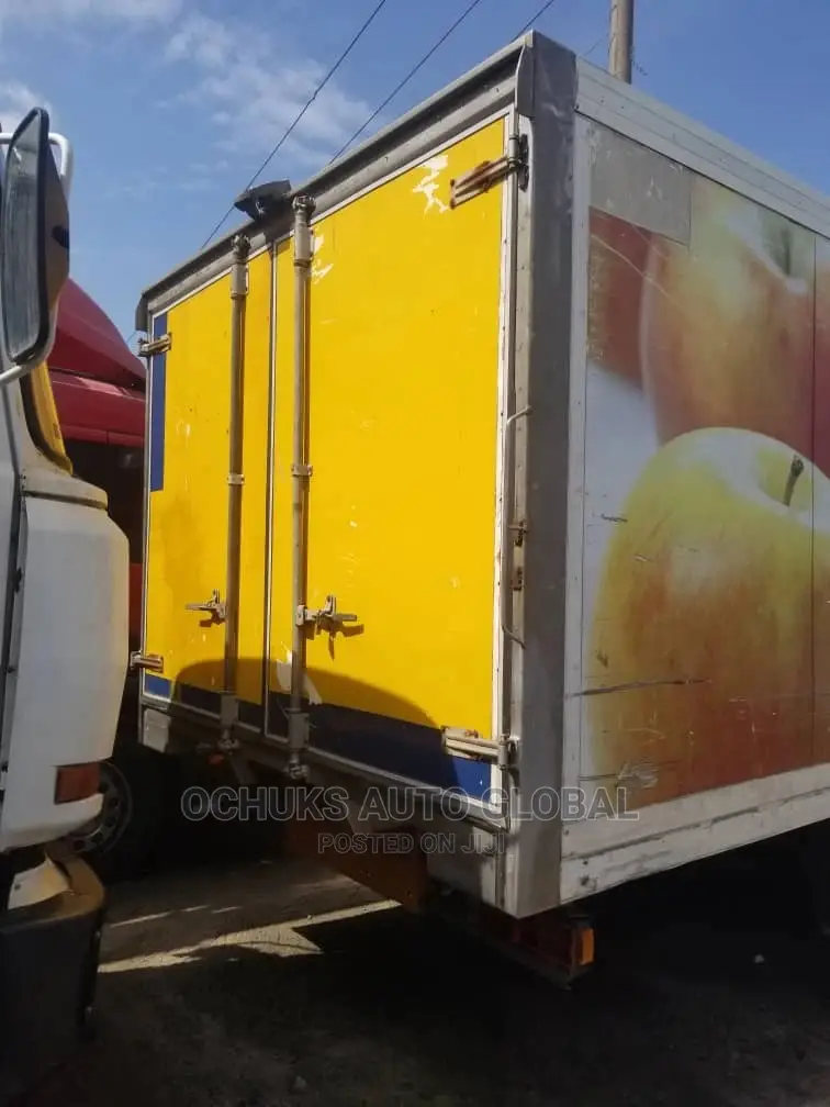 M/Benz Truck Container Body 10bolits 10tyers 2422 Model
