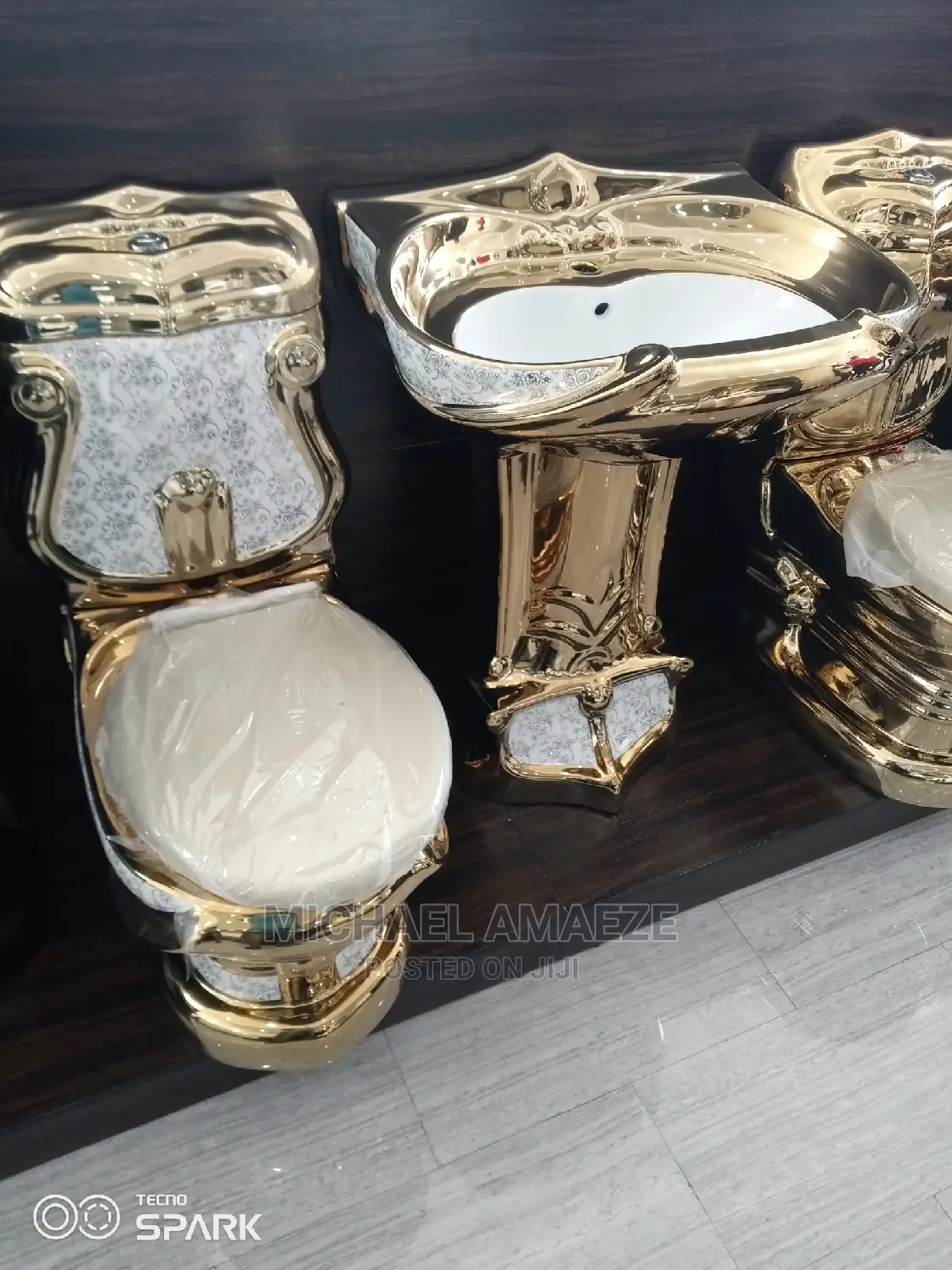 Lavida Royal Gold and White Big Executive Water Closet