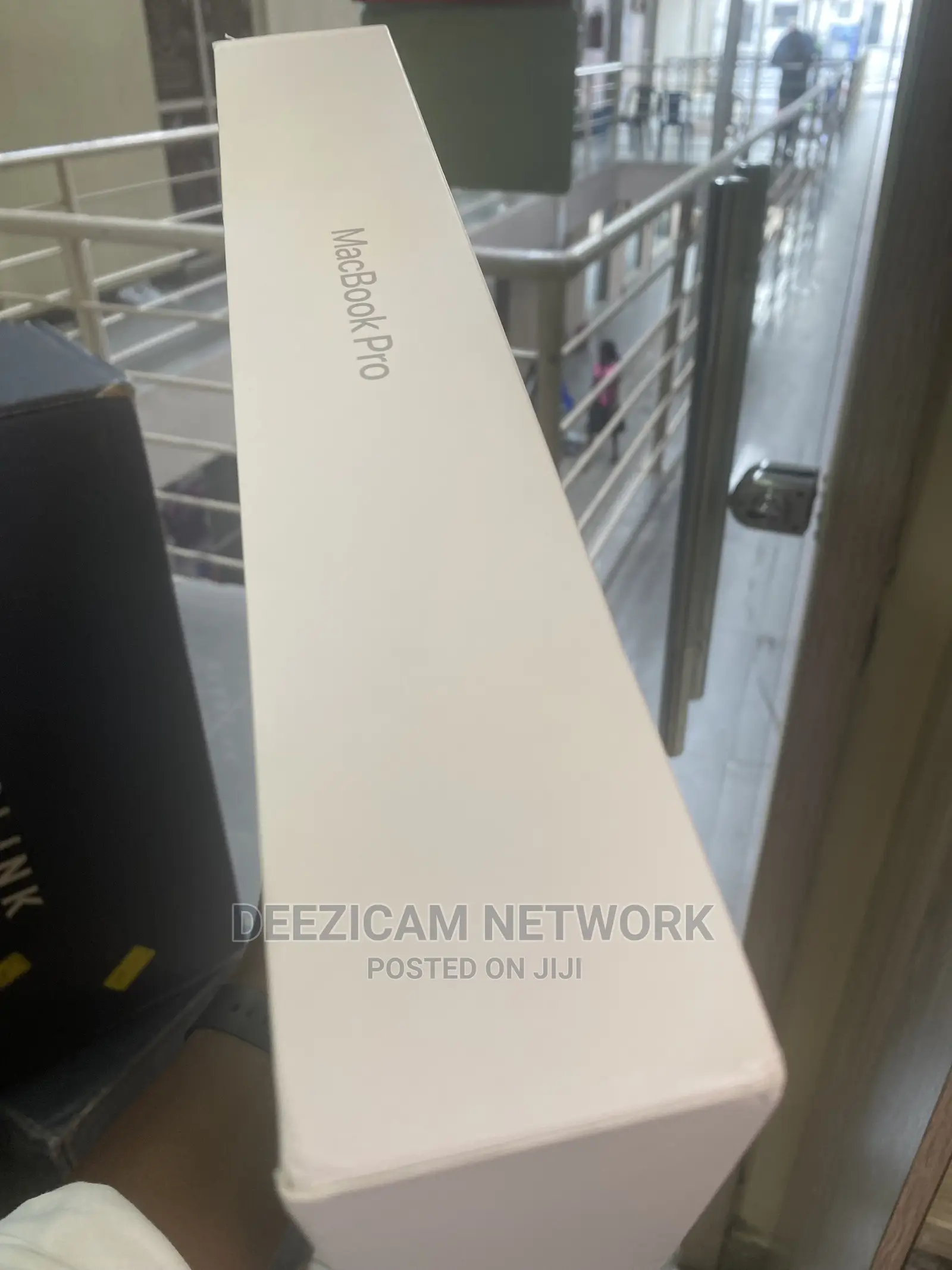 New Laptop Apple MacBook Pro 2022 M2 16GB Apple M2 SSD 512GB