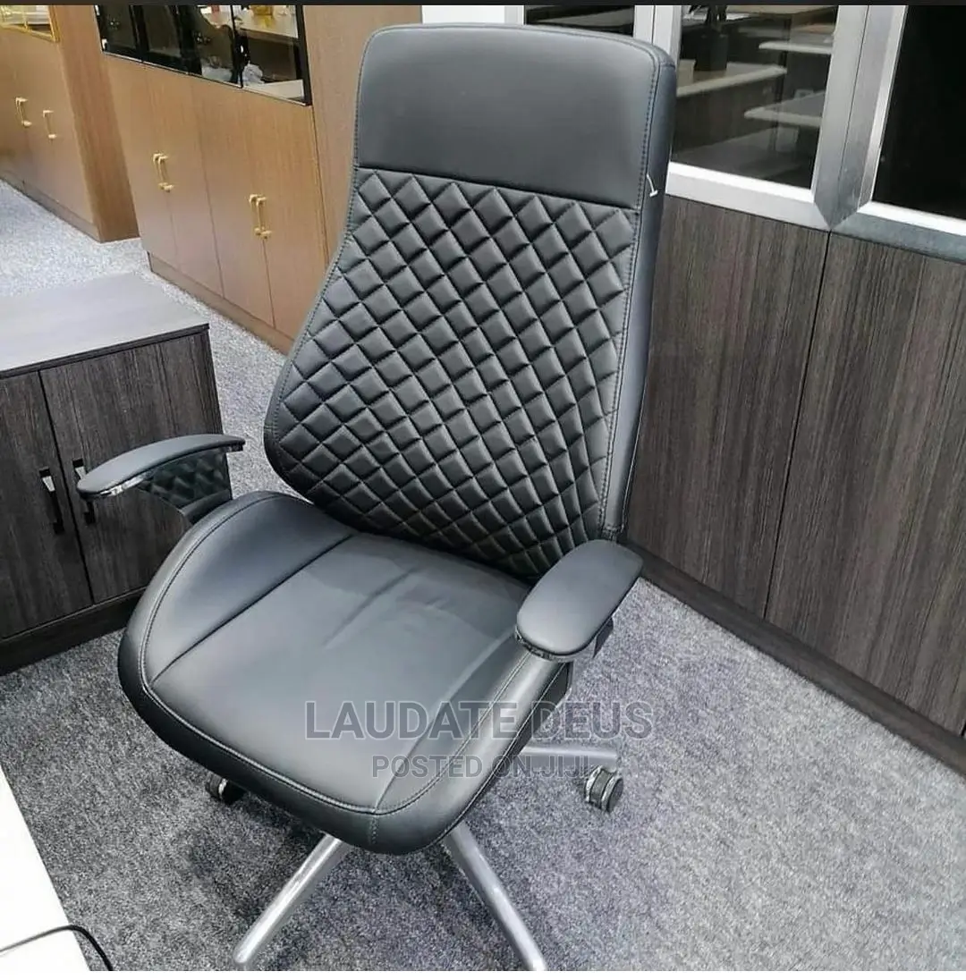 Modern Quality Executive Leather Swivel Office Chair.