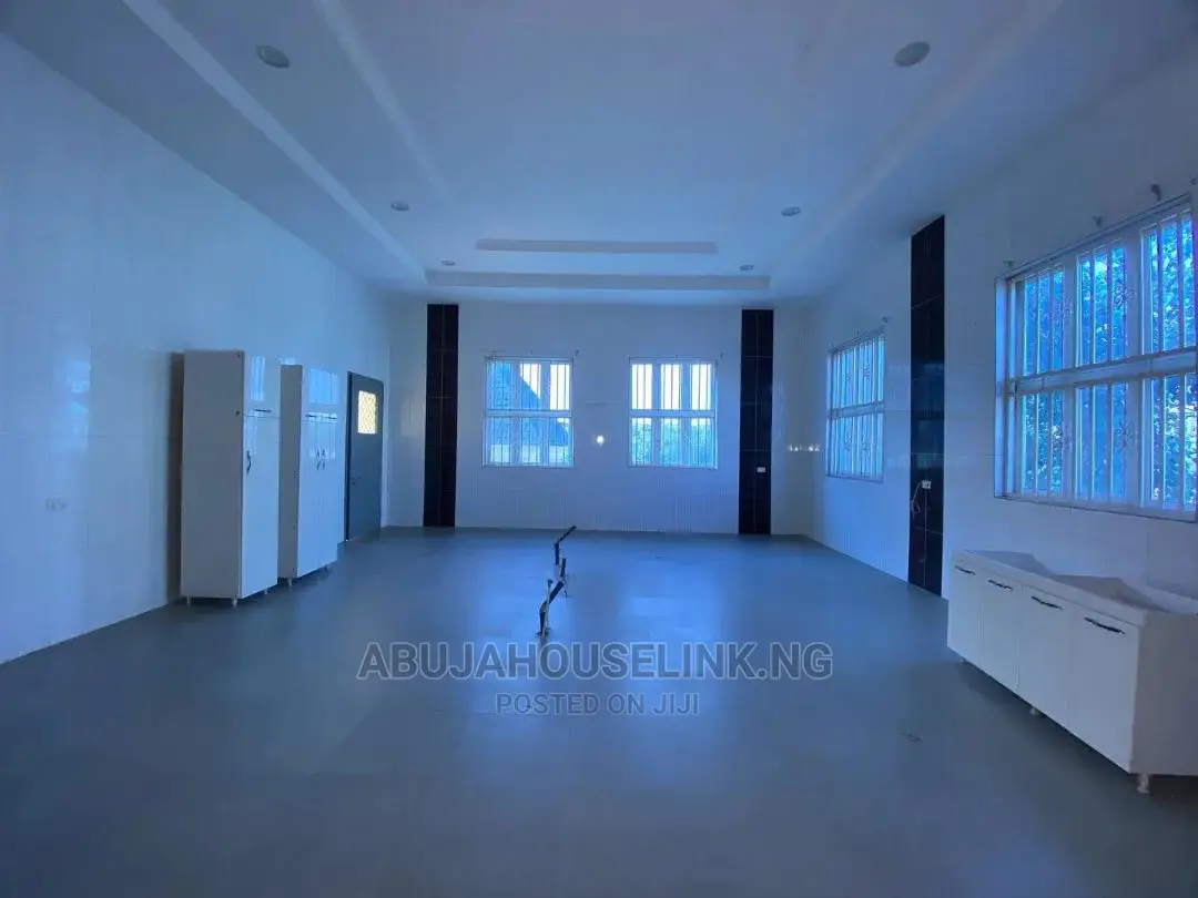8bdrm Mansion in Guzape Abuja for sale